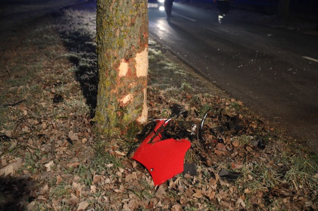 The car collided with a tree in a severe traffic accident in Afterting