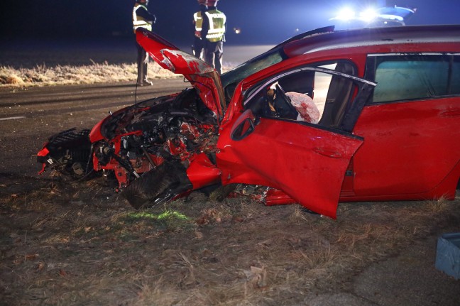 The car collided with a tree in a severe traffic accident in Afterting