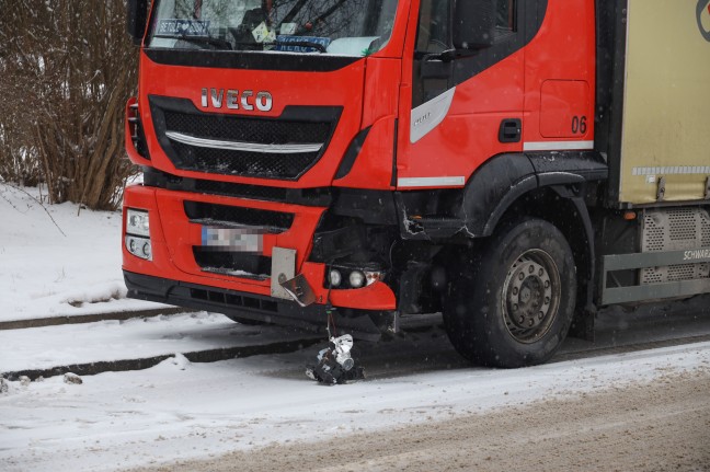 Collision between a car and a truck on a snowy road in Wallen an der Tratnach