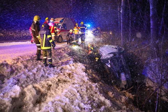 Car in the creek: Mother and children survive an accident on a snowy road in Bettenbach
