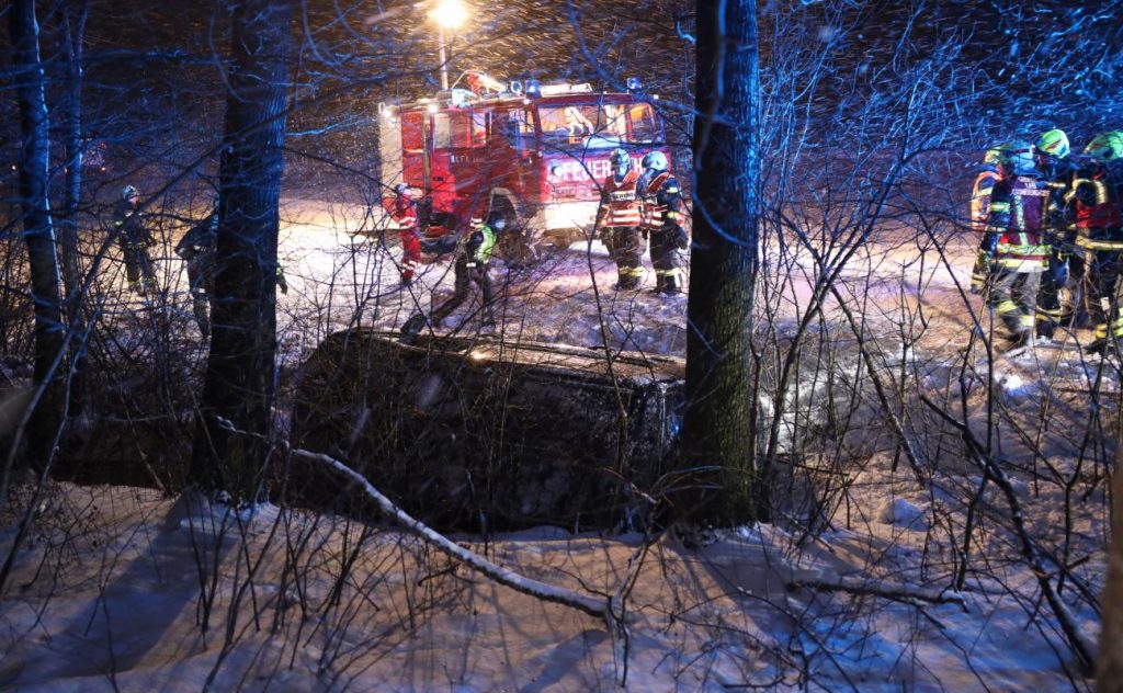 Car in the creek: Mother and children survive an accident on a snowy road in Bettenbach