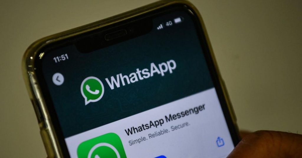 Displays privacy status messages of WhatsApp users