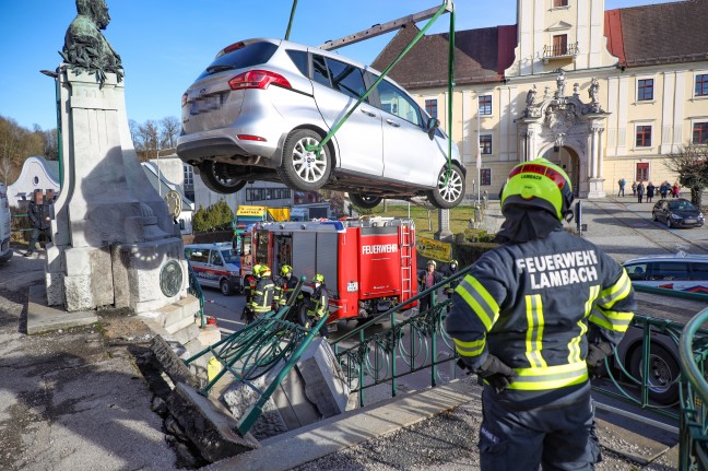 Strange traffic accident: Car driver breaks 120-year-old monument in Lampach