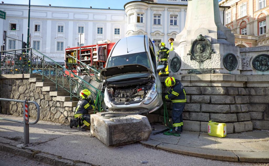 Strange traffic accident: Car driver breaks 120-year-old monument in Lampach