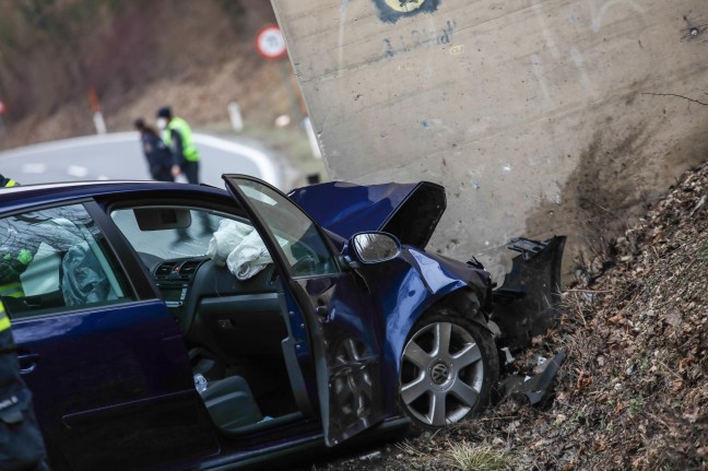 The car collided with the retaining wall of a railway underpass near the March Trunk