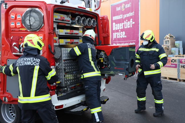 Crowding under a snack vending machine: Firefighters on duty to rescue people at a hardware store in Rega