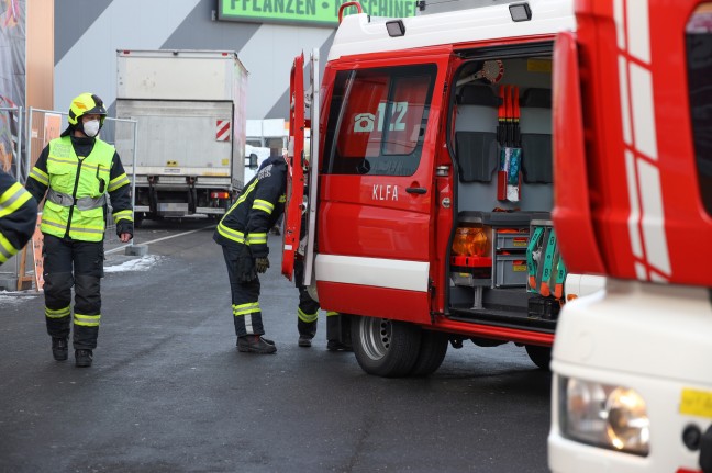 Crowding under a snack vending machine: Firefighters on duty to rescue people at a hardware store in Rega