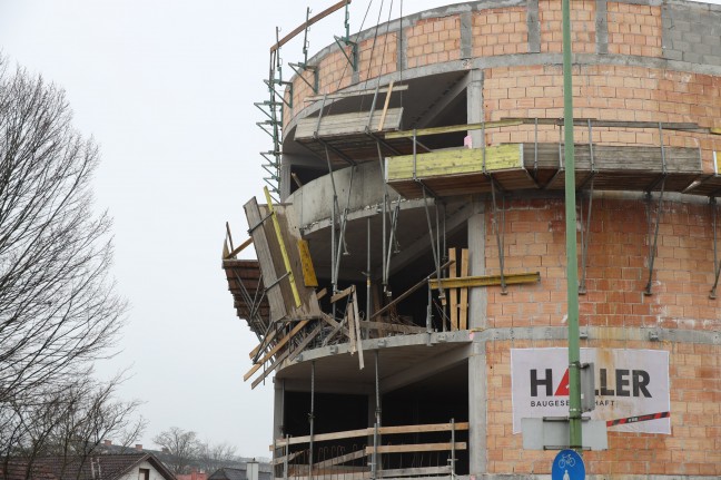 Seriously injured when scaffolding fell on a construction site in Wells-Lichenek