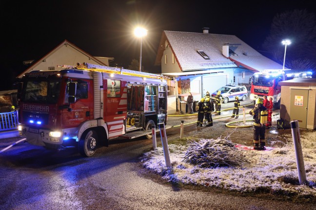 The car, including the carport and house fa ஃade, caught fire in the Kirschberg-South