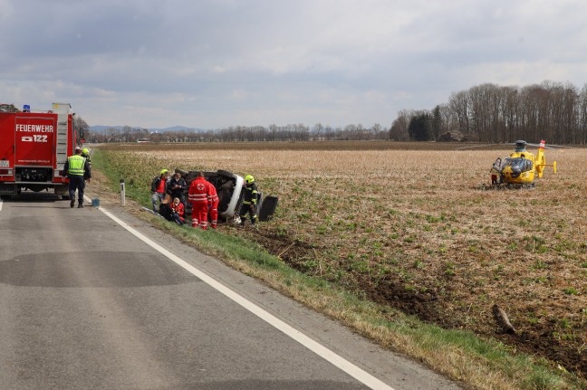 Car rollover ends lightly in aftermarket - firefighters and emergency helicopters in operation
