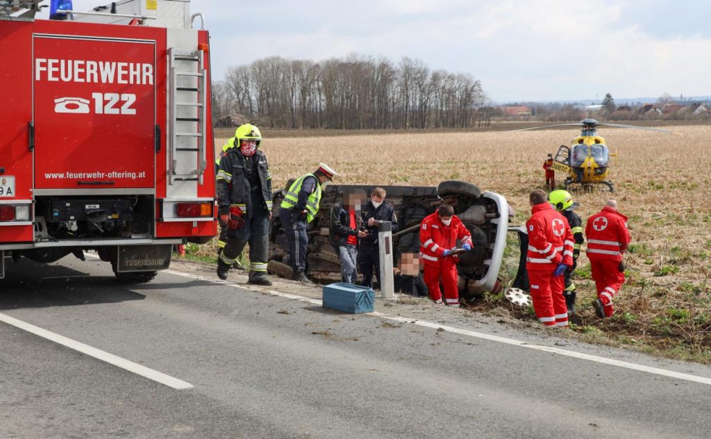 Car rollover ends lightly in aftermarket - firefighters and emergency helicopters in operation