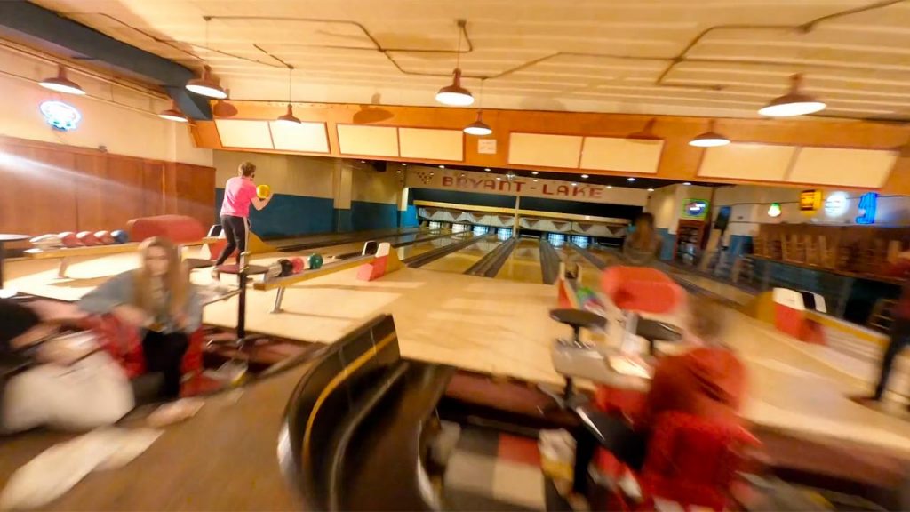 Made by a drone in a bowling alley, this video will drive Hollywood directors crazy: '' Spectacular ''!