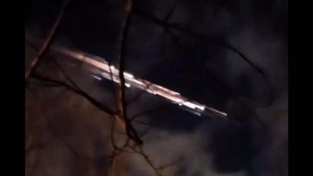 Un impressionnant spectacle de lumières qui a éclairé le ciel du Nord-Ouest des États-Unis jeudi soir était très vraisemblablement dû à des débris d’une fusée de SpaceX revenant dans l’atmosphère, a annoncé la météorologie nationale (NWS).