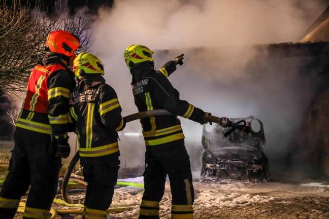 The car, including the carport and house fa ஃade, caught fire in the Kirschberg-South