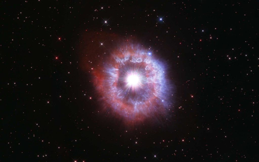 Pour célébrer le 31e anniversaire du lancement du télescope spatial Hubble, les astronomes ont dirigé le célèbre observatoire vers l'une des étoiles les plus brillantes de notre Galaxie pour capturer sa beauté. L'étoile géante présentée dans cette dernière image d'anniversaire du télescope spatial Hubble mène un bras de fer entre la gravité et le rayonnement pour éviter l'autodestruction. L'étoile, appelée AG Carinae, est entourée d'une coquille en expansion de gaz et de poussières. La nébuleuse mesure environ cinq années-lumière de large, ce qui équivaut à la distance d'ici à notre étoile la plus proche, Proxima du Centaure. © Nasa, ESA and STScI