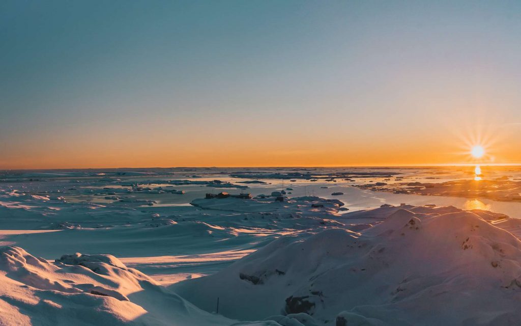 Des chercheurs de l’Académie des sciences chinoise estime l’impact du réchauffement climatique et des activités humaines sur le déplacement des pôles nord et sud — ici un paysage antarctique. © Goinyk, Adobe Stock