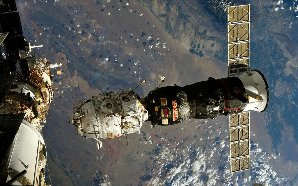 Désarrimage de l'ISS du module Pirs (en blanc), accroché à un cargo Progress pour laisser la place au module Nauka, sur lequel est installé le bras ERA de l'Agence spatiale européenne. © ESA/Nasa, T. Pesquet