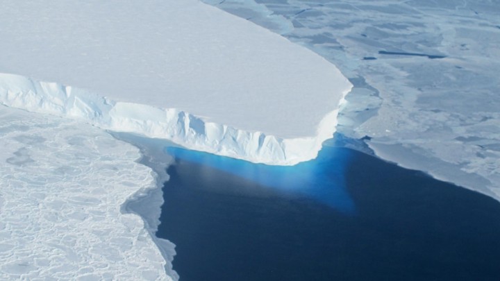 Die Front des Thwaites-Gletschers mit Eis unter der Wasseroberfläche im Südwesten der Antarktis im Oktober 2012. (picture alliance / Nasa / Jim Yungel )