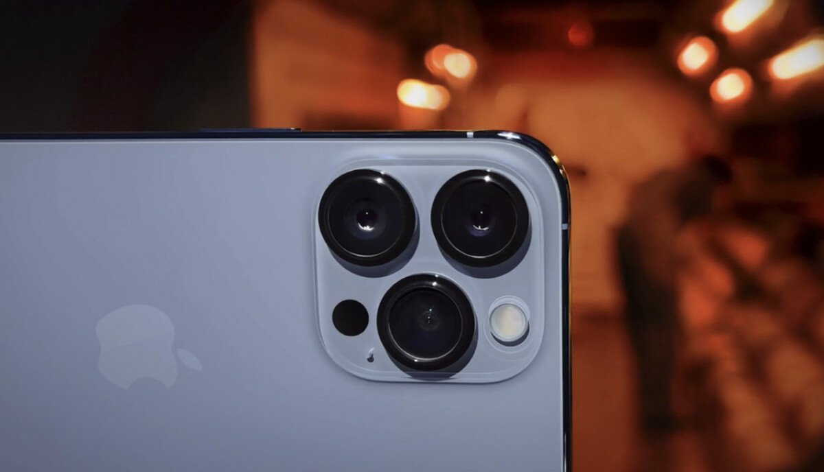 Pump with its three cameras on the iPhone 13 Pro