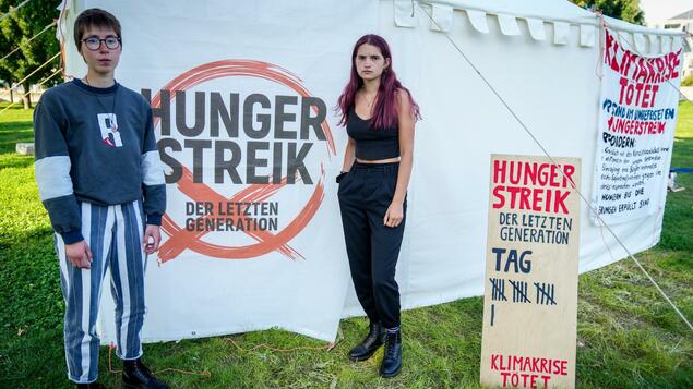 Before the Berlin Reichstock: Fasting for the climate - two activists disbanded - Berlin