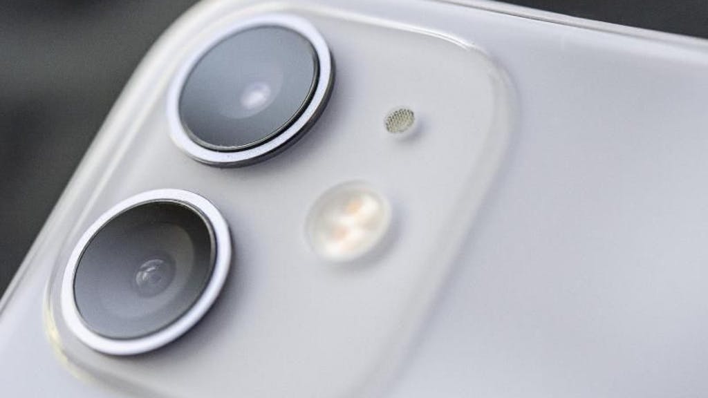 Riding a motorcycle can damage the iPhone's camera