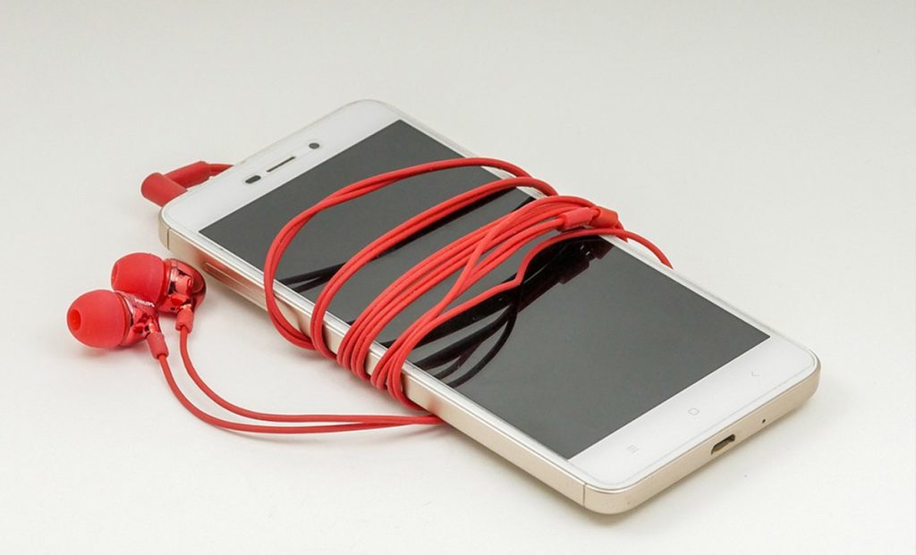 Incredible, but cost-effective 5 solution ideas to roll headphones without twisting