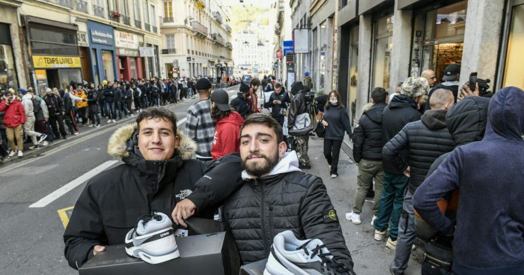 Leon.  Nike Air Max excites BW "Leon" on rue d'Algerie: "This is madness"