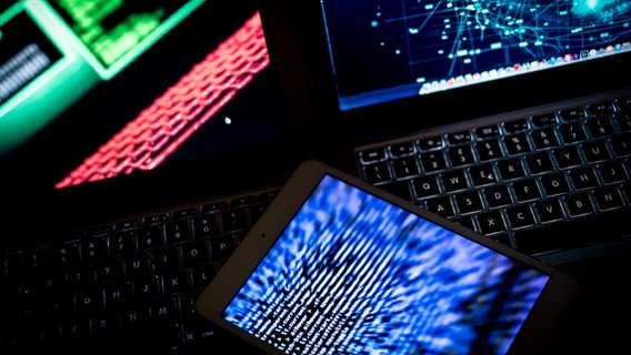 Photo Composition Shows various digital devices that glow in the dark.  © Image Alliance / Pacific Press Photo: Andrea Roncini