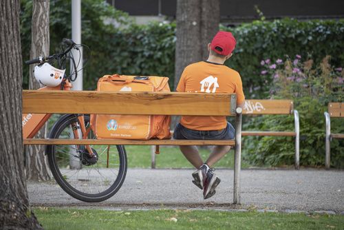 Food delivery couriers are entitled to cell phones and bicycles: day pass