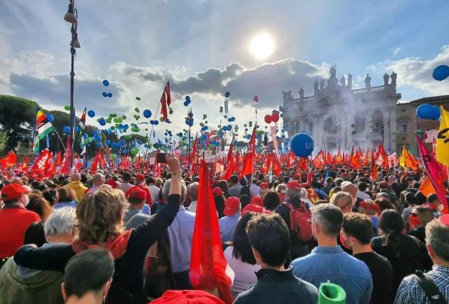 General strike by CGIL and UIL against the maneuver of dragons.  Voices from the Squares Between Members and Critics - Radio Onda d'Irto