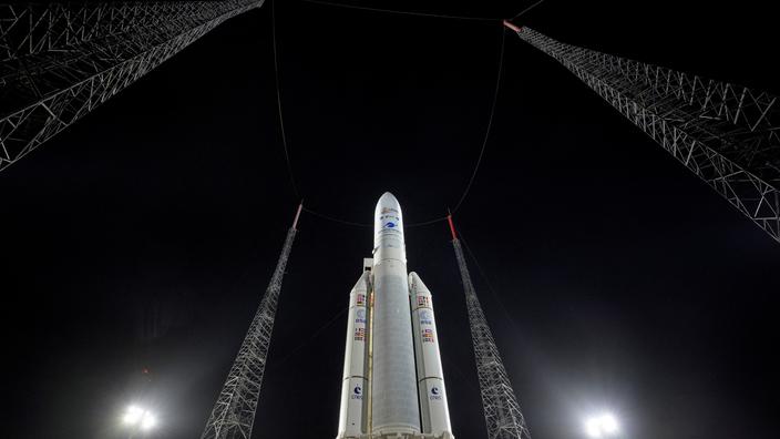 La fusée Ariane 5 attendait vendredi sur son pas de tir le démarrage du décompte final.