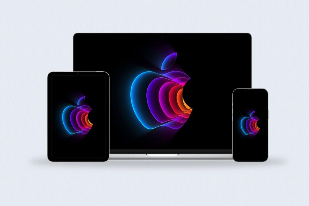 Mac, iPhone et iPad avec fond d'écran Keynote mars 2022