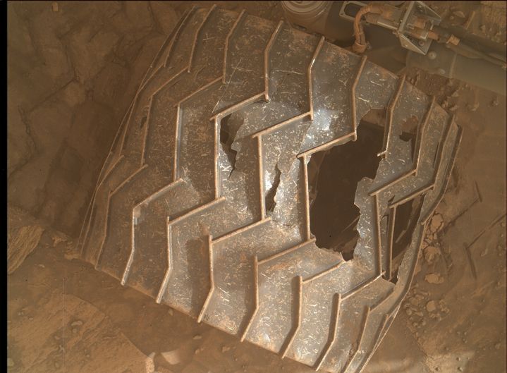 Wheel of the Curiosity rover on Mars on January 27, 2022.  (NASA / JPL-CALTECH / MSSS)