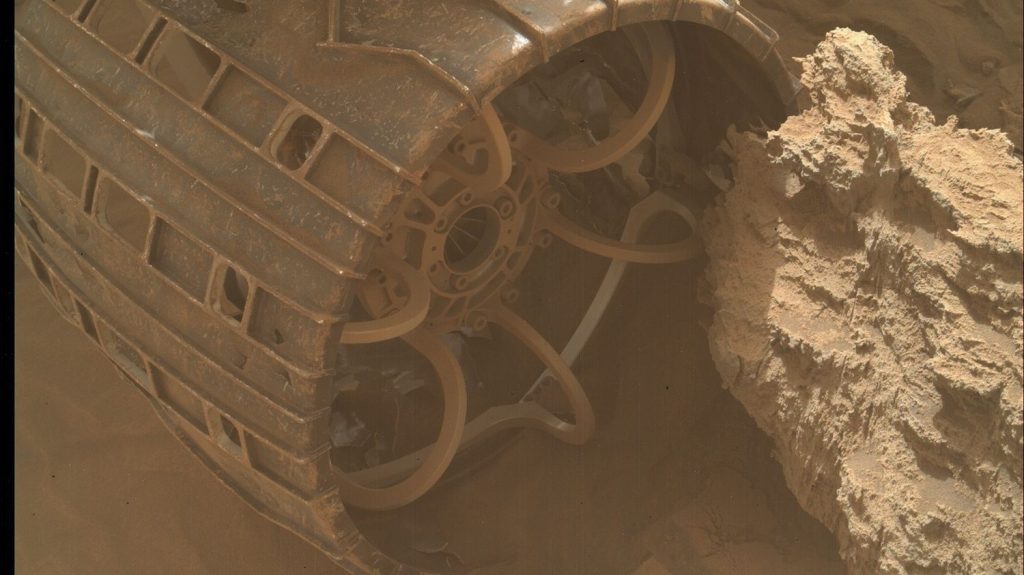 Obstructed wheel, altered trajectory, worn out equipment ... we know about the difficulties encountered by the Curiosity robot on Mars