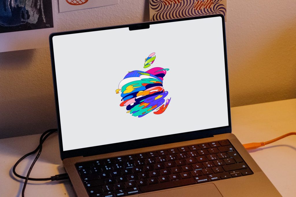 Fond d'écran MacBook avec fond gris et logo pomme croquée multicolore