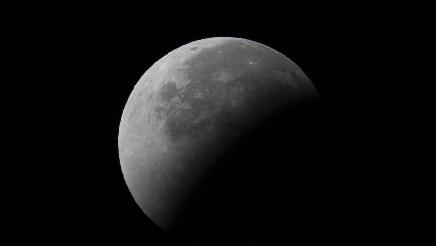 The exceptional full lunar eclipse on May 16: how and when to observe it?