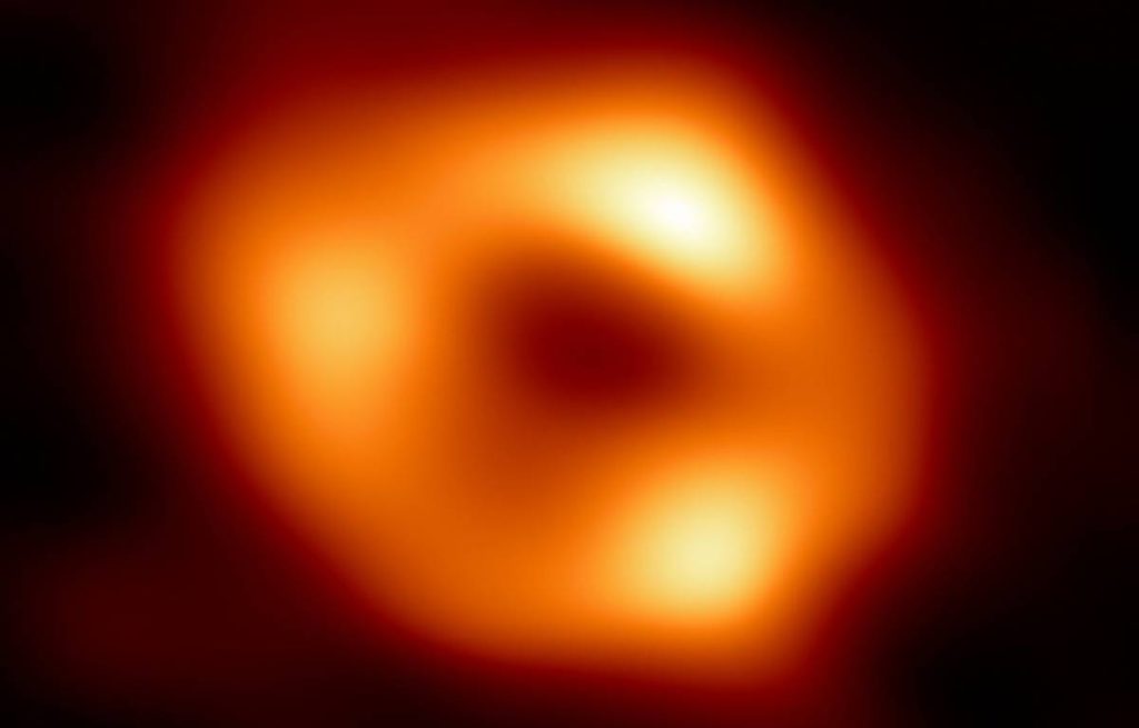 The first image source of a giant black hole in the heart of our galaxy