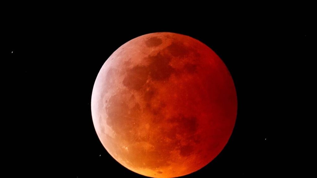 The moon is red at night from Sunday to Monday