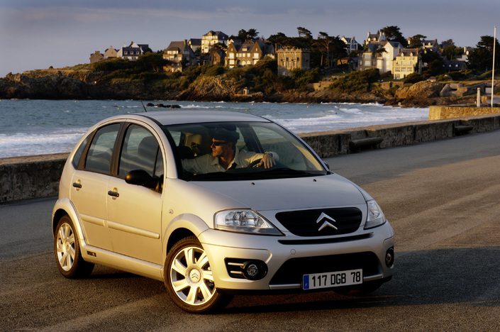 The Citroen C3 replaced the Saxo in 2002 and still weighs 100 kg.  But it also protects its passengers innumerable better in the event of an impact.