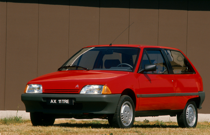La Citroën AX de 1986 incarne une époque où le rendement primait sur tout. Résultat, un poids-plume mais une sécurité passive quasi-nulle.