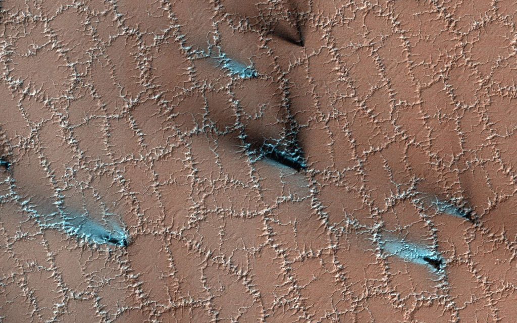Par quoi sont formés ces polygones et traînées bleutées à la surface de Mars ? © Nasa, JPL-Caltech, UArizona