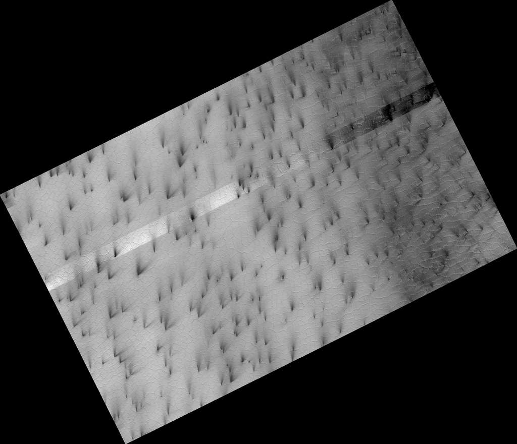 The Martian landscape is made up of strange polygons.  © NASA, JPL-Caltech, UArizona